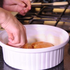 Colocar las pechugas salpimentadas.