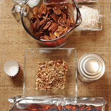 Ingredientes para decorar nuez picada al gusto coco rallado al gusto grageas al gusto Nuevo granillo de chocolate al gusto azúcar glass (pulverizada) al gusto Ingredientes para Bolitas capacillos al gusto Nuevo 1 lata de leche condensada 3 tazas de nuez 340 gramos de galletas marías