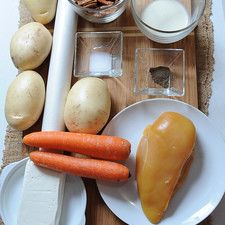 Ingredientes para toda la receta papel encerado al gusto 1/2 cucharita de pimienta negra molida 1 cucharita de sal 2 piezas de zanahoria 1/2 pieza de pechuga de pollo 1 taza de nuez 95 gramos de queso crema 1/3 taza de crema para batir 8 piezas de papa blanca