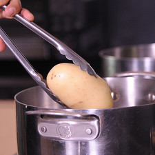 Cocer las papas en una olla con agua, sal hasta que estén bien cocidas,enfriar y pelar