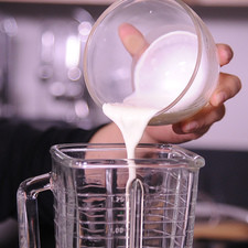 Licuar la crema para batir, queso crema, nuez y reservar.