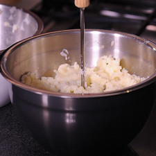 Machacar bien las papas en un tazón, hasta obtener un puré.