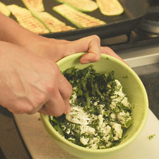Picar finamente el perejil, la albahaca y las espinacas. Mezclar en un tazón con el queso de cabra y sazonar con un poco de sal. Si es necesario, agregar un poco de aceite de oliva para que la mezcla se torne más cremosa.