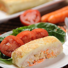 Cortar en rodajas anchas y servir acompañada con una ensalada.