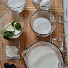Ingredientes para decorar 1 rama de hierbabuena fresca 4 piezas de zarzamora 4 cucharadas de coco rallado Ingredientes para caramelo 1/2 taza de azúcar blanca 2 cucharadas de agua Ingredientes para flan 1/2 taza de coco rallado 1 cucharita de esencia de coco Nuevo 2/3 taza de azúcar blanca 5 piezas de huevo 3 tazas de leche de vaca S 11534 1475615257