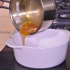 Vaciar el caramelo en el fondo del refractario y moverlo para que se pegue también en los lados. Dejar enfriar un poco. S 11536 1475614636