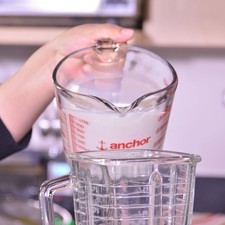 Para preparar el flan, licuar la leche, los huevos, los 2/3 de taza de azúcar, esencia de coco y el coco rallado en la licuadora. S 11537 1475614963