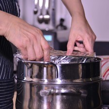 Colocar el refractario dentro de una vaporera con agua sobre la estufa, tapar y cocer 1 hora. S 11540 1475615995