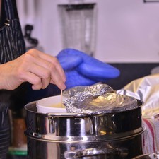 Introducir un palillo en el flan para saber que esta cocido. S 11541 1475614968
