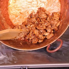 Mover constantemente y ladear el cazo de vez en cuando hasta que las nueces queden medio caramelizadas. S 11547 1475615219