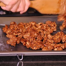 Voltear las nueces sobre la charola y dejar enfriar hasta que las nueces estén lo suficientemente frías para manipularlas. S 11548 1475615370