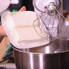 Precalentar el horno a 375°F Batir el queso hasta suavizar, agregar el azúcar, los huevos y batir bien. Por último agregar la vainilla.