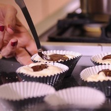 Derretir los cuadros de chocolate a baño María, dejar enfriar un poco. Con una cuchara agregar al centro de cada molde un poco del chocolate. Con un cuchillo revolver ligeramente para dar un efecto de marmoleado.