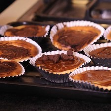 Acomodar en una charola para hornear y meter al horno por 30 minutos. Sacar del horno y dejar enfriar. Ya fríos se les agrega un poco de cajeta y se espolvorean las chispas de chocolate y la nuez.