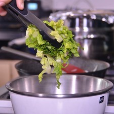 Desinfectar la lechuga picada en un tazón con unas gotas de desinfectante durante unos minutos.