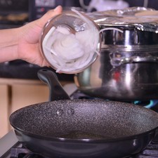 Sofreír la cebolla con un poquito de aceite de oliva durante un par de minutos.