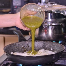 Agregar la taza de salsa picante y dejar cocer unos cinco minutos.