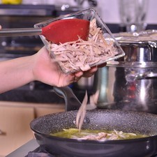 Añadir la pierna deshebrada y sazonar con sal y continuar cociendo un par de minutos y reservar.