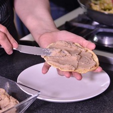 Para preparar las tostadas untar un poco de frijoles refritos sobre la tostada.