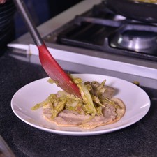 Añadir un poco de pierna deshebrada.