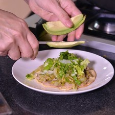 Agregar unas hojas de lechuga y rebanadas de aguacate.