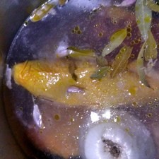 Prepara el relleno. Puede ser un día antes. Cocina el pollo junto con sal, hojas de laurel, 1/2 cebolla y ajos en olla exprés. Cuando suene la válvula, espera un minuto, apaga el fuego y deja que se cocine el pollo con la presión restante. Cuando la presión se acabe por sí sola, abre la olla. Desmenuza el pollo y reserva. Pela y cuece las zanahorias y después córtalas en cubos. Reserva.