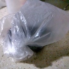 Introduce los chiles en una bolsa plástica para que suden. Retira la piel, pedúnculos y semillas y corta en tiras o cuadros.