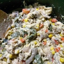 Calienta aceite en una sartén y agrega media cebolla picada, incorpora los chiles, las zanahorias, los champiñones escurridos y los granos de elote, agrega después la crema y sal al gusto.