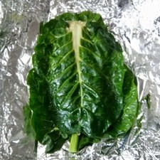 Tapa con otra hoja de acelga y cierra el papel aluminio formando un rectángulo. Dependiendo del tamaño salen entre 10 y 15 tamales.