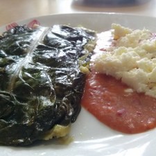 Depende de la cantidad que hagas, disfruta en Navidad con ensalada y salsa, después a la mañana siguiente con salsa, frijoles y queso, al mediodía, ponle salsa, pero que sea distinta para que no te hartes y agrega crema, y así hasta que se acaben.