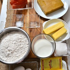 Ingredientes para rosca 200 gramos de fruta cristalizada 4 piezas de huevo 3 piezas de muñequitos 200 gramos de ate de guayaba Nuevo 1 pieza de naranja 1 cucharita de esencia de vainilla 150 mililitros de leche de vaca 150 gramos de mantequilla 1/2 cucharita de sal 1/2 taza de azúcar blanca 11 gramos de levadura seca instantánea 4 1/2 tazas de harina de trigo Ingredientes para costra 1/3 taza de harina de trigo 1/3 taza de azúcar blanca 8 cucharadas de mantequilla