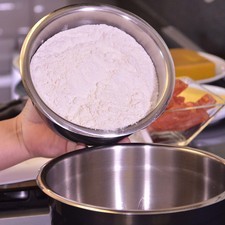 Mezclar en un tazón, harina, levadura, azúcar, sal.