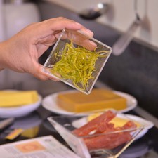Añadir la ralladura de la cáscara de naranja y reservar.