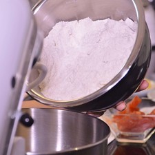 Colocar la mezcla de los ingredientes secos en el tazón de batidora.