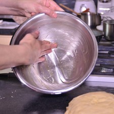 Engrasar un tazón con un poquito de aceite y meter la masa dentro y dejar reposar.