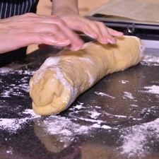 Amasar la masa sobre una superficie plana enharinada, y estirar para darle forma de dona.