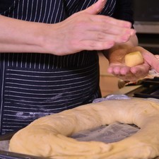 Hacer bolitas con la mezcla de la costra, aplastar para que queden planas.