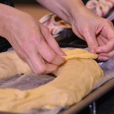 Colocar las costras planas sobre secciones de la rosca.