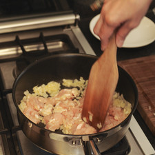 Cortar la pechuga de pollo en cubos pequeños. Derretir la mantequilla en una sartén, agregar la cebolla y acitronar 2 minutos. Añadir el pollo junto con el ajo, sazonar con sal y pimienta a fuego medio, meneando con frecuencia hasta que el pollo esté cocido.