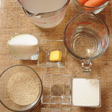 Ingredientes para Quinoa 1/2 taza de quinoa Help 1/2 cucharita de sal 1 taza de agua Ingredientes para sopa 1/4 taza de crema de leche de vaca 1/4 cucharita de pimienta negra molida 4 tazas de caldo de pollo 1 cucharada de mantequilla 1/4 pieza de cebolla blanca 5 piezas de zanahoria
