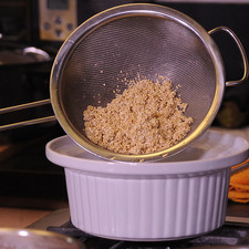 Colocar la quinoa escurrida en un refractario con agua, sal y cocer hasta consumir el agua. Reservar.