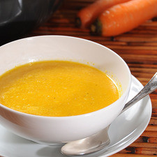 Servir la sopa caliente con un poco de crema.
