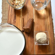 Ingredientes para toda la receta 1 taza de cacahuate 1 vara de canela entera 200 gramos de piloncillo 1 taza de agua 125 gramos de masa de maíz 2 litros de leche de vaca