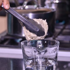 Disolver la masa en la taza de agua y reservar.