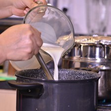 Cuando este bien caliente agregar poco a poco el resto de la leche sin dejar de mover.