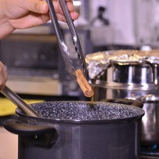 Agregar la canela, dejar hervir y rectificar sabor.