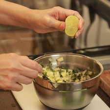 Agregar el jugo de limón y sazonar con sal al gusto.