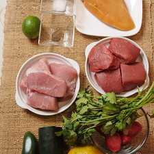 Ingredientes para toda la receta tostadas al gusto Nuevo 1/2 pieza de pepino 2 piezas de jitomate guaje 1 pieza de chile jalapeño 1 pieza de naranja agria 1/2 cucharita de sal 1/4 cucharita de pimienta negra molida 1/4 pieza de cebolla morada 1/4 manojo de cilantro 7 piezas de rábano 300 gramos de pulpa de cerdo 300 gramos de pulpa de res 1/2 pieza de pechuga de pollo