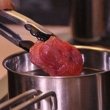 Cocer la carne de res, en una olla honda con suficiente agua y sal.