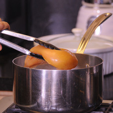 Cocer la pechuga e pollo en una olla honda con suficiente agua y sal.
